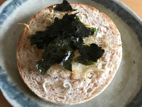 イングリッシュマフィンでちりめんじゃこ海苔トースト